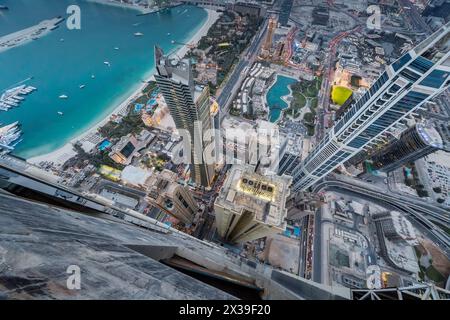 DUBAI, Emirati Arabi Uniti - 15 GENNAIO 2017: Marina 23, torre Ocean Heights nell'area di Dubai Marina e riva del mare, vista da 101 Marina Foto Stock