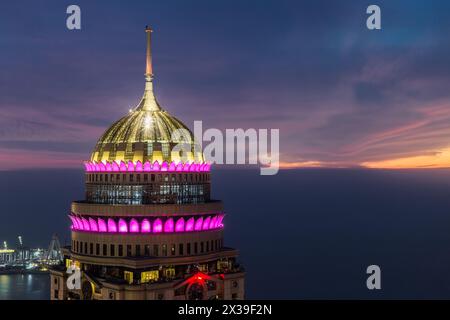 DUBAI, Emirati Arabi Uniti - 15 GENNAIO 2017: Torre Princess di notte, l'altezza dell'edificio è di 414 m, con 101 piani - questo è il secondo edificio residenziale più alto del mondo Foto Stock