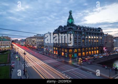 ST. PETERSBURG, RUSSIA - 20 giugno 2014: Edificio dei cantanti e viale Nevsky serale. L'edificio Singer è stato costruito nel 1902-1904 Foto Stock