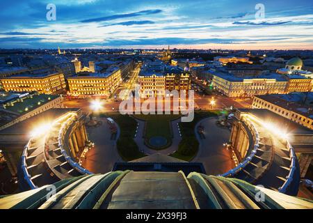 Ammira la prospettiva Nevsky di notte a San Pietroburgo dalla cupola della cattedrale di Kazan'. Foto Stock