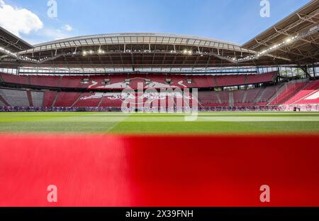 Lipsia, Germania. 25 aprile 2024. Calcio: Bundesliga, vista sulla Red Bull Arena, stadio di casa dell'RB Leipzig. Credito: Jan Woitas/dpa - NOTA IMPORTANTE: in conformità con i regolamenti della DFL German Football League e della DFB German Football Association, è vietato utilizzare o far utilizzare fotografie scattate nello stadio e/o della partita sotto forma di immagini sequenziali e/o serie di foto video./dpa/Alamy Live News Foto Stock