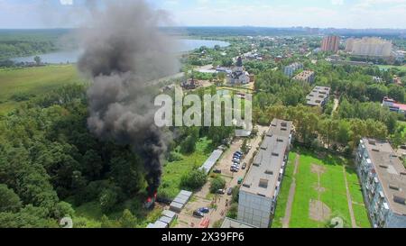 MOSCA - 25 giugno 2015: Fuoco con fumo scuro durante il giorno estivo di sole nel quartiere di New Town. Vista aerea Foto Stock