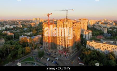 MOSCA - 25 giugno 2015: Cantiere del complesso residenziale Falcon Fort durante la sera estiva al tramonto. Vista aerea Foto Stock