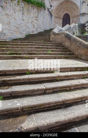 Chiesa di San Pietro vista da Piazza Saint Martins. Estella, Navarra, Spagna Foto Stock