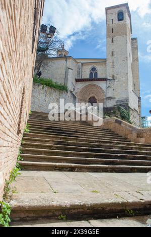 Chiesa di San Pietro vista da Piazza Saint Martins. Estella, Navarra, Spagna Foto Stock