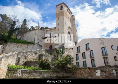 Chiesa di San Pietro vista da Piazza Saint Martins. Estella, Navarra, Spagna Foto Stock