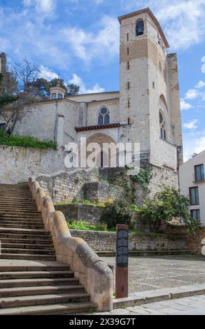 Chiesa di San Pietro vista da Piazza Saint Martins. Estella, Navarra, Spagna Foto Stock