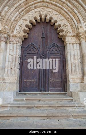 Portale della Chiesa di San Pietro. Città di Estella-Lizarra, Navarra, Spagna settentrionale Foto Stock