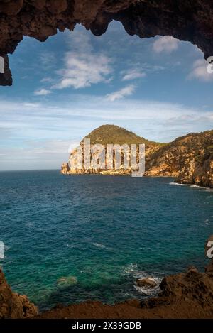 Vista sul monte Puig Nuno da una grotta a capo capo Gross, Sant Antoni de Portmany, Ibiza, Isole Baleari, Spagna Foto Stock