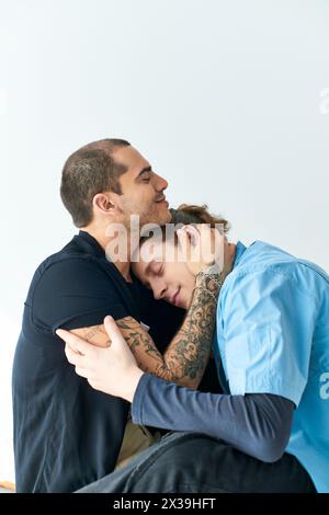 Un momento tenero tra due uomini che si abbracciano a vicenda. Foto Stock