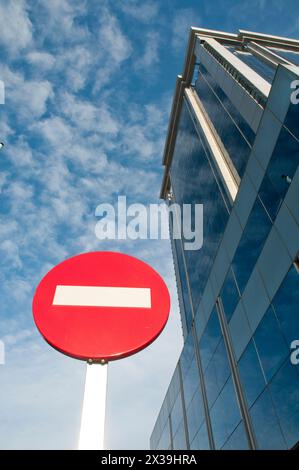 Nessuna voce cartello stradale e la costruzione di ufficio. Mendez Alvaro street, Madrid, Spagna. Foto Stock