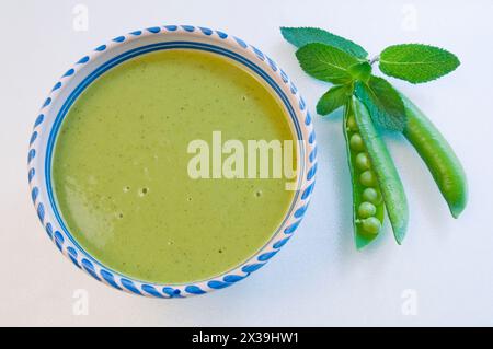 Crema di piselli e menta con ingredienti. Foto Stock