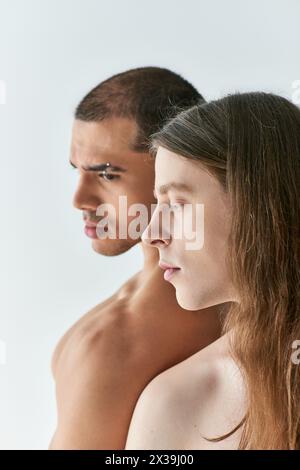 Due uomini si impegnano in uno sguardo significativo e amorevole. Foto Stock