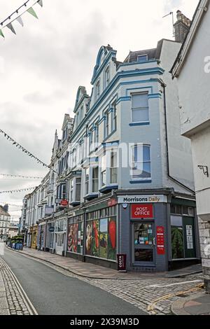 Il minimarket Morrisons Daily e l'ufficio postale si trovano all'angolo di una fila di negozi a Southside Street, Plymouth Foto Stock