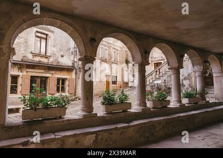 Incantevole paesino in Croazia chiamato la Toscana istriana con graziosi archi . Foto Stock