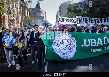 Buenos Aires, Argentina. 23 aprile 2024. Professori, insegnanti e studenti della scuola di legge guidano una delle colonne che si dirigono a Plaza de Mayo durante la manifestazione. I manifestanti a favore dell'istruzione pubblica e gratuita protestano contro i tagli al bilancio. L'incontro è iniziato in vari punti della città prima di convergere in Plaza de Mayo intorno alle 17:00. La protesta è stata ripetuta in diverse parti del paese. (Foto di Rosana Alvarez Mullner/SOPA Images/Sipa USA) credito: SIPA USA/Alamy Live News Foto Stock