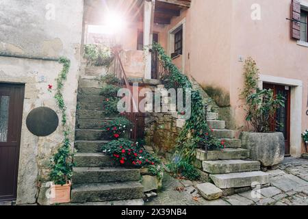 Affascinante paesino in Croazia chiamato la Toscana istriana con pareti in pietra e belle porte e finestre. Foto Stock