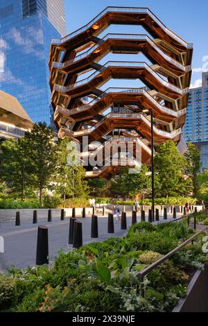 La nave (scala scultorea) sulla spianata Hudson Yards al tramonto in estate. Midtown West, Manhattan, New York Foto Stock