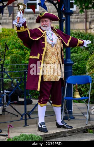 Uomo piangere e fattorino (premiato con la medaglia del vincitore del primo premio) che fa un annuncio pubblico rumoroso - Ilkley, West Yorkshire, Inghilterra Regno Unito. Foto Stock