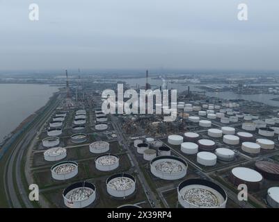 Vista panoramica dei droni aerei sulla raffineria nel porto di Anversa. Trattamento di combustibili fossili. Industria petrolifera al crepuscolo. Installazione industriale pesante Foto Stock