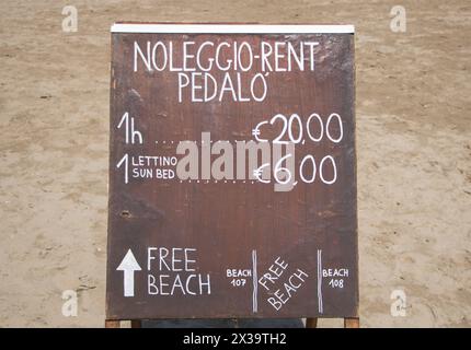 Rimini, Italia - 9 agosto 2023 - Un cartello sulla spiaggia in italia. Foto Stock