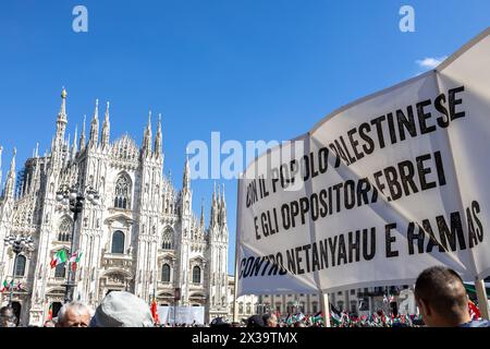 Milano, Italia - aprile 25 2024 - Corale celebra l'anniversario della liberazione dell'Italia dal nazismo e dal fascismo e rivendica la pace nel mondo - Credit: Kines Milano/Alamy Live News Foto Stock