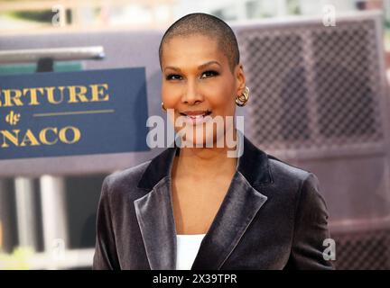 Amburgo, Germania. 25 aprile 2024. Marie Amière, modello, si erge sul tappeto rosso alla reception dopo l'apertura del nuovo Monaco World al Miniatur Wunderland. Credito: Christian Charisius/dpa/Alamy Live News Foto Stock