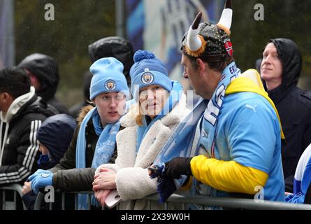 I tifosi del Manchester City aspettano i giocatori sotto la pioggia prima della partita di Premier League all'American Express Stadium di Brighton. Data foto: Giovedì 25 aprile 2024. Foto Stock