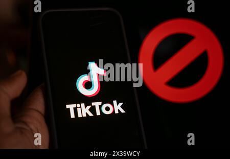 25 aprile 2024: Guwahati, India: Il logo di TikTok viene visualizzato sullo schermo del telefono cellulare accanto al cartello Ban. Il presidente DEGLI STATI UNITI Joe Biden firma una legge per vietare la TikTok di proprietà cinese a meno che non venga venduta alla compagnia statunitense. (Immagine di credito: © David Talukdar/ZUMA Press Wire) SOLO PER USO EDITORIALE! Non per USO commerciale! Foto Stock