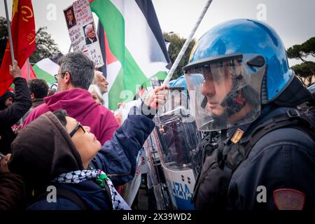 Roma, Italia. 25 aprile 2024. I manifestanti pro-palestinesi sono bloccati dalla polizia durante la celebrazione del 79° anniversario della giornata della Liberazione. (Credit Image: © Marco di Gianvito/ZUMA Press Wire) SOLO PER USO EDITORIALE! Non per USO commerciale! Foto Stock