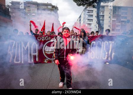 Roma, Italia. 25 aprile 2024. Migliaia di cittadini si sono riuniti per le strade per partecipare a una marcia per celebrare il 79° anniversario della giornata della Liberazione dal nazismo e dal fascismo, il 25 aprile 1945. (Credit Image: © Marco di Gianvito/ZUMA Press Wire) SOLO PER USO EDITORIALE! Non per USO commerciale! Foto Stock