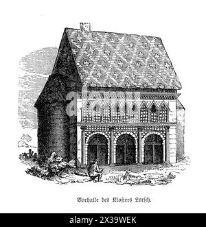 La Torhalle (portineria) dell'Abbazia di Lorsch, situata in Assia, Germania, è un esempio iconico di architettura carolingia. Nota per la sua notevole conservazione, la Torhalle presenta intricate incisioni e un design simmetrico tipico del primo periodo medievale. La sua facciata è adornata da archi ciechi e pilastri che riflettono l'innovazione architettonica del IX secolo. Questa struttura fa parte del complesso dell'Abbazia di Lorsch, un sito patrimonio dell'umanità dell'UNESCO, che servì come importante centro culturale e intellettuale durante l'Impero carolingio. Foto Stock