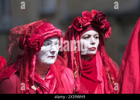 Extinction Rebellion ospita oggi una processione funebre per la natura nel centro di Bath. I Reb Rebels accompagnati da batteristi che suonano un battito funebre Foto Stock