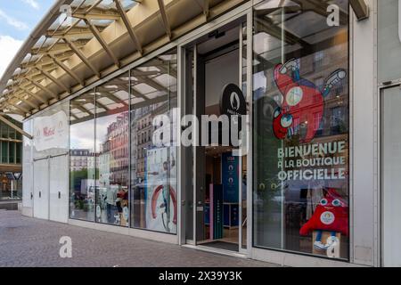 Vista esterna del negozio ufficiale dei Giochi Olimpici estivi di Parigi 2024, situato nel centro Westfield Forum des Halles a Parigi, Francia Foto Stock
