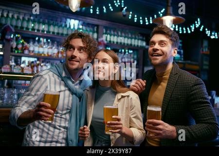 Amici felici che condividono emozioni e discutono della loro vita mentre riposano al pub Foto Stock