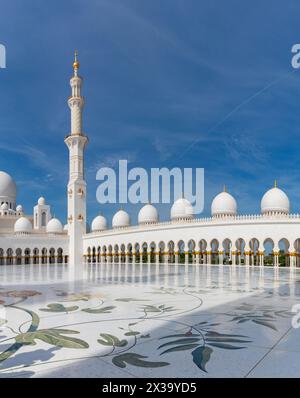 Una foto del cortile Sahan della grande Moschea Sheikh Zayed. Foto Stock