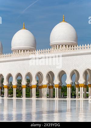 Una foto del cortile Sahan della grande Moschea Sheikh Zayed. Foto Stock