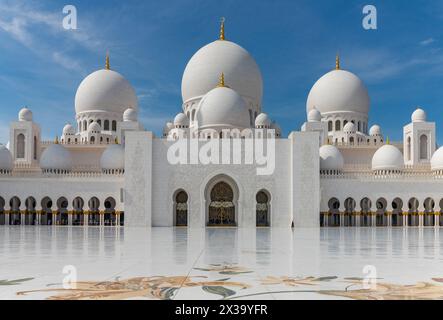 Una foto del cortile Sahan della grande Moschea Sheikh Zayed. Foto Stock