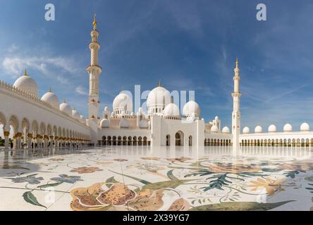 Una foto del cortile Sahan della grande Moschea Sheikh Zayed. Foto Stock