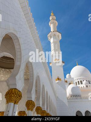 Una foto del cortile Sahan della grande Moschea Sheikh Zayed. Foto Stock