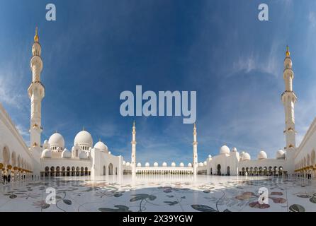 Una foto del cortile Sahan della grande Moschea Sheikh Zayed. Foto Stock