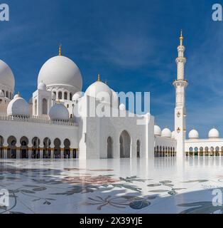 Una foto del cortile Sahan della grande Moschea Sheikh Zayed. Foto Stock