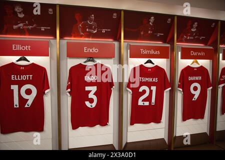Inghilterra, Liverpool - 29 dicembre 2023: Maglie del Liverpool FC per Harvey Elliott, Wataru Endo, Kostas Tsimikas e Darwin Nunez. Foto Stock
