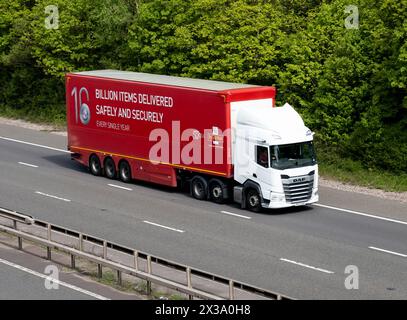 Un camion Royal Mail sull'autostrada M40, Warwickshire, Regno Unito Foto Stock