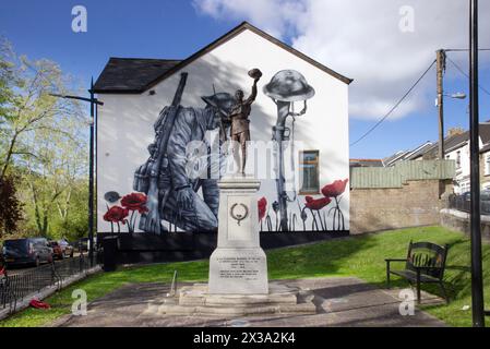 Murale del War Memorial sul muro di una casa che si affaccia sul cenotafio in Somerset Street ad Abertillery Foto Stock