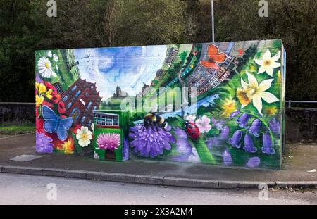 Llanhilleth Mural, un murale colorato su un recinto di stazione di pompaggio, una collaborazione tra le organizzazioni della comunità e l'artista Andy o'Rourke Foto Stock