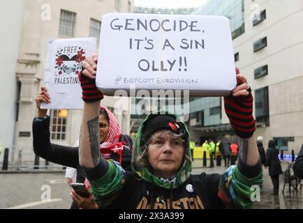 Londra, Regno Unito, 25 aprile 2024. Protesta al di fuori della BBC nel centro di Londra, invitando l'emittente a ritirarsi dall'Eurovision Song Contest di quest'anno mentre gli organizzatori si rifiutano di rimuovere Israele per la sua guerra in Palestina, e per Olly Alexander, il concorrente britannico, a ritirarsi. Credito : Monica Wells/Alamy Live News Foto Stock