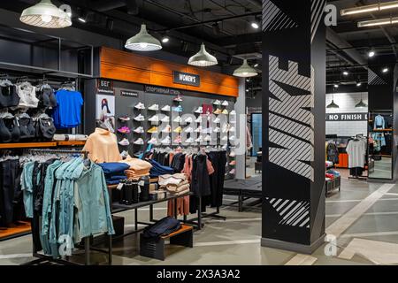 Interni del Nike Store. Nike è uno dei più grandi fornitori al mondo di scarpe e abbigliamento atletico. Minsk, Bielorussia - 24 aprile 2024 Foto Stock