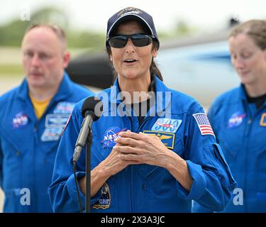 L'astronauta della NASA Suni Williams parla ai media dopo essere arrivato al Kennedy Space Center, Florida, giovedì 25 aprile 2024. I due membri dell'equipaggio voleranno sulla navicella spaziale Boeing Starliner sul suo volo inaugurale con equipaggio alla stazione spaziale Internazionale. Foto di Joe Marino/UPI credito: UPI/Alamy Live News Foto Stock