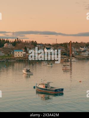 Vista al tramonto delle barche nel porto di Jonesport, Maine Foto Stock